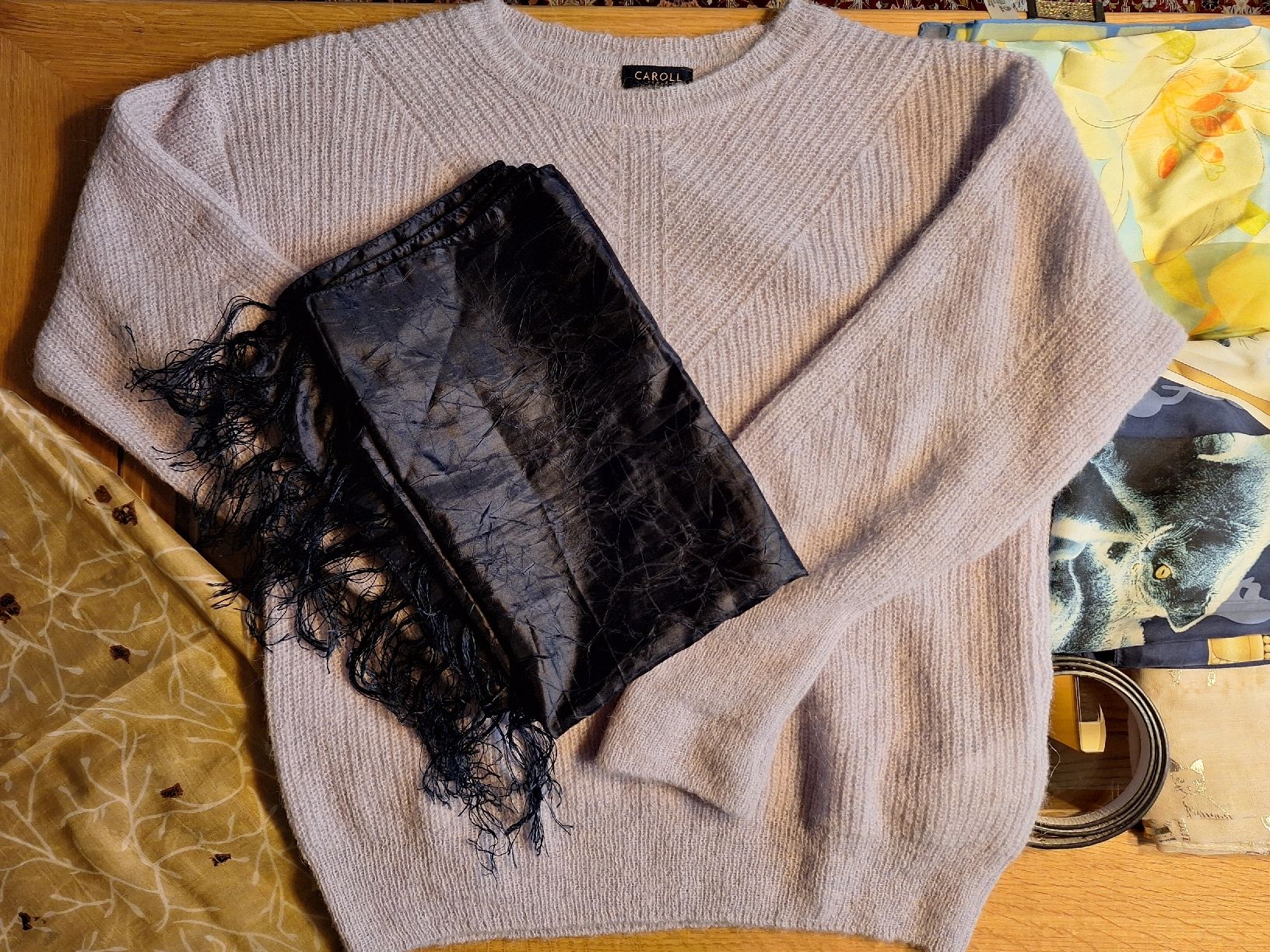 Lots de vêtements: Zwei Pullover, mehrere Schalle, Gürtel, ein Portemonnaie – D'occasion à Genolier par Antoine30 1