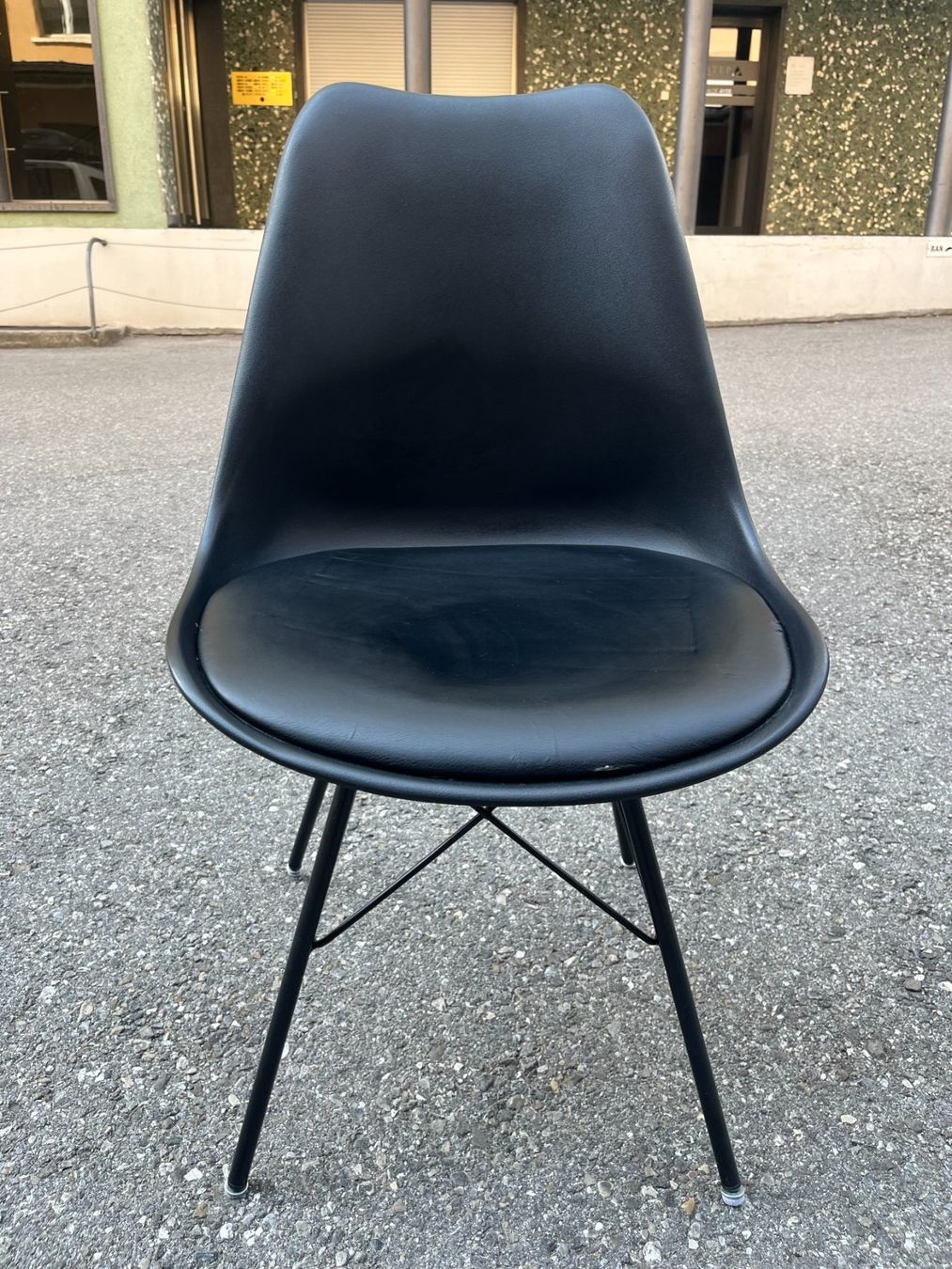 Sedie: 4 chaises noires d'occasion – Usato da Fribourg venduto da pierrefid