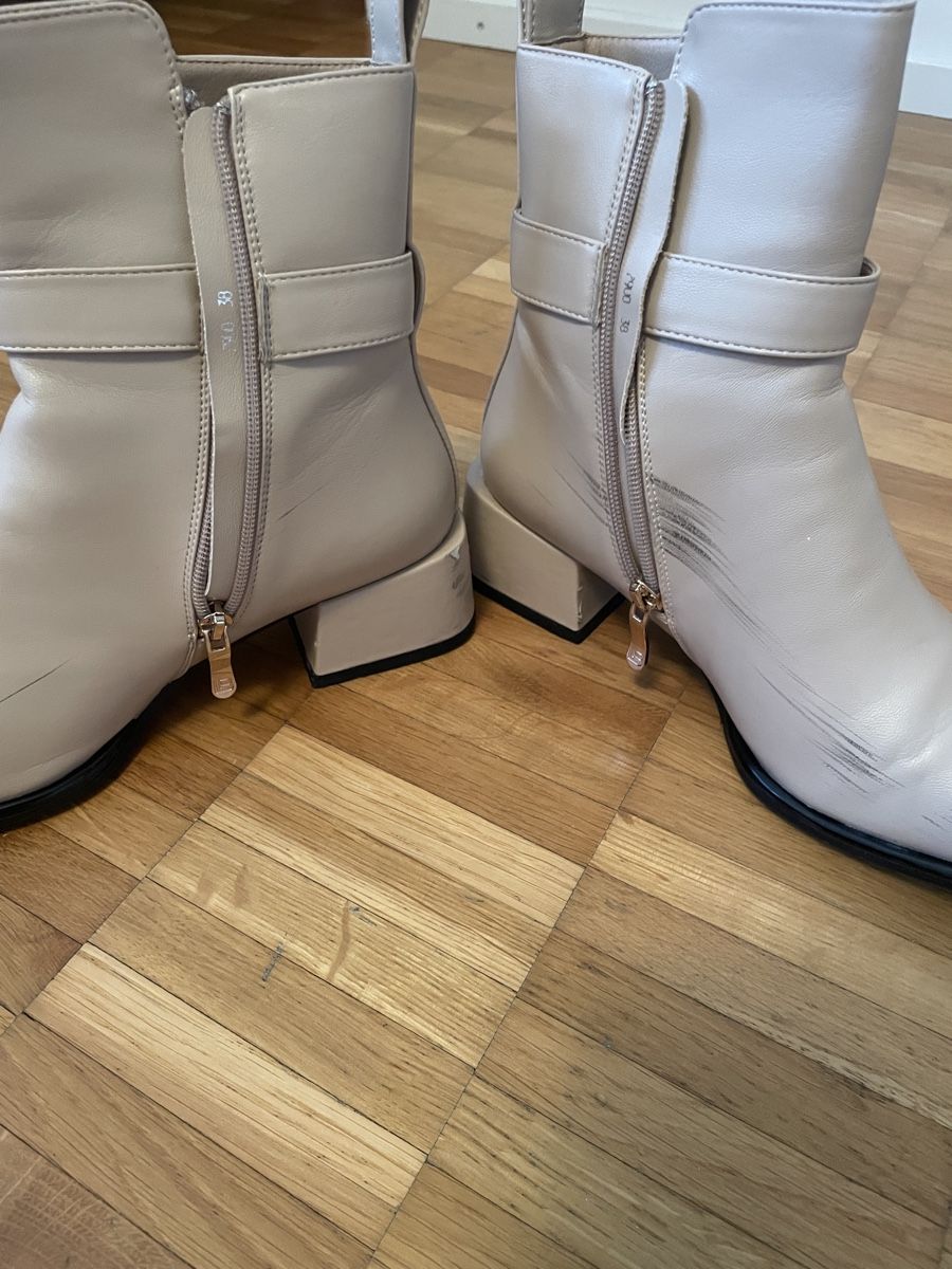 Laura Biagiotti Scarpe da donna: Laura Biagiotti leather Boots Beige Size 38 – Usato da Neuchatel venduto da shi_9fzw 1