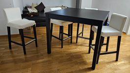 Schlichter Tisch / Bartisch in schwarzbraun mit 4 Stühlen