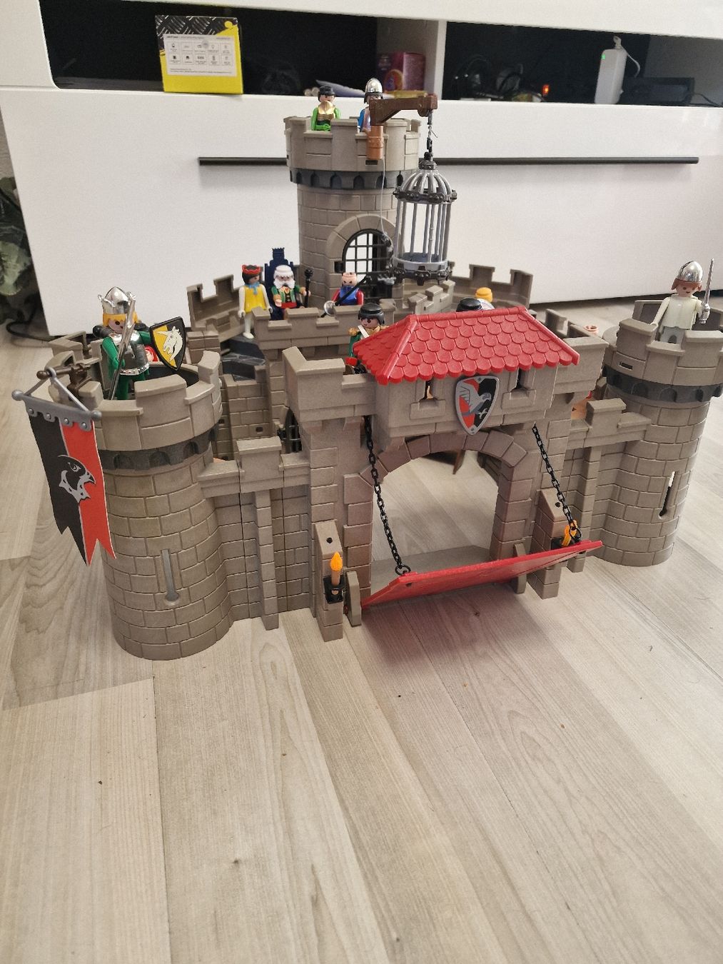 Playmobil Spielzeuge: Playmobil Ritterburg mit Figuren – Gebraucht aus Herzogenbuchsee von ioa_zcm6 8
