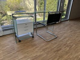 Glastisch und Korpus