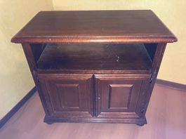 Meuble pour TV avec 1 tiroir et 2 étagères.