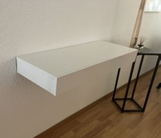 Weisses Wandregal