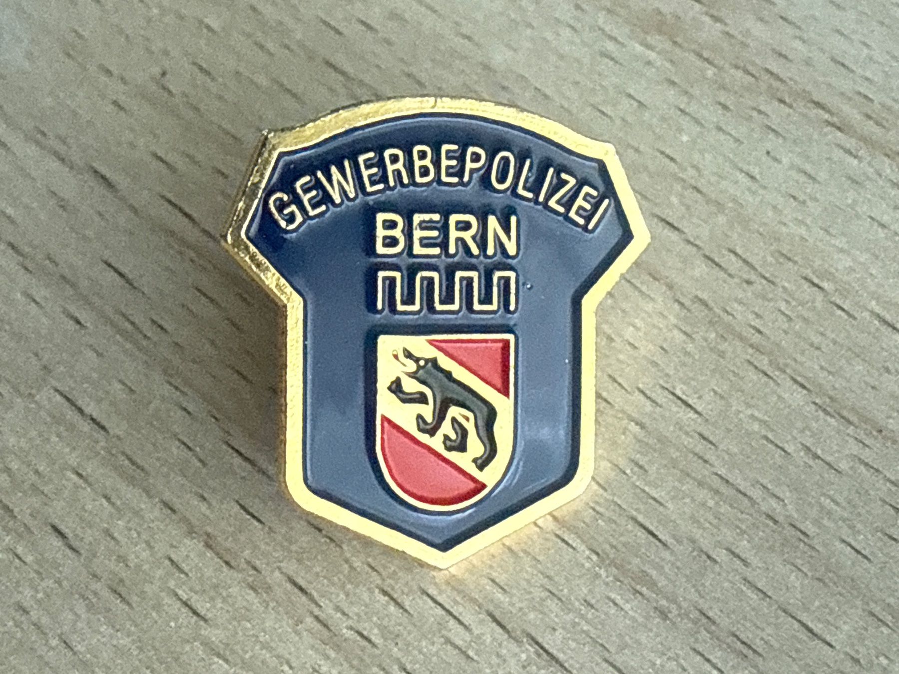 Placchette & Badge: Pin Gewerbepolizei Bern – Usato da Glattbrugg venduto da Schweigmatt