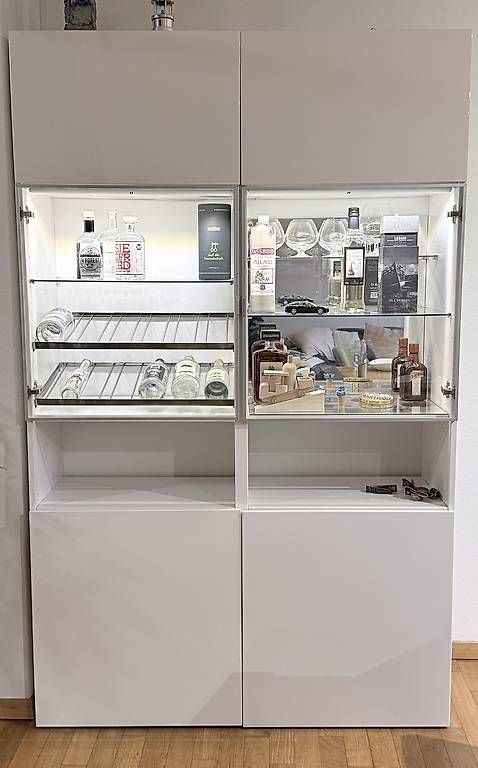 Vetrine: Stabiles Ikea Möbel mit beleuchteter Vitrine – Usato da Luzern venduto da severin91