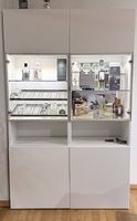 Stabiles Ikea Möbel mit beleuchteter Vitrine