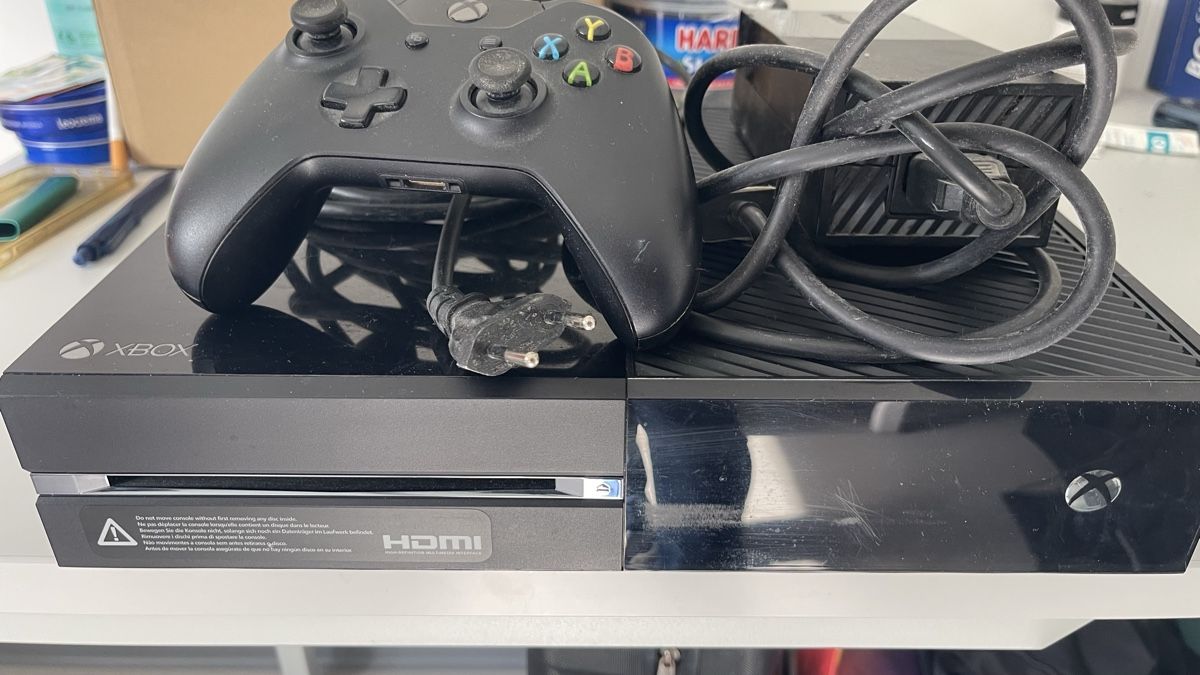 Microsoft Konsolen: Console Microsoft Xbox One con accessori e 3 giochi – Gebraucht aus Airolo von cat_q5fm 3