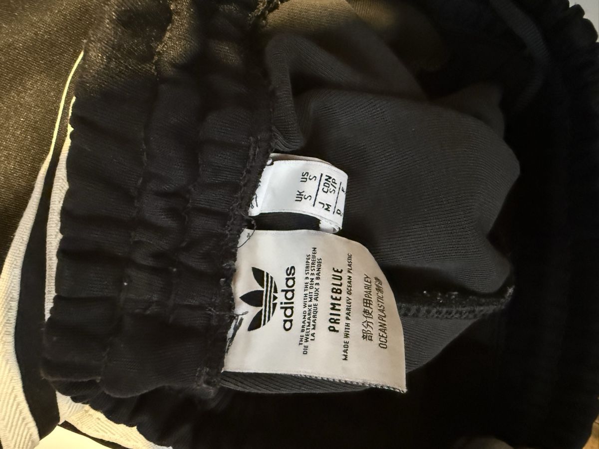 Pantaloni: Adidas Schwarze Trainingshose Gr. S – Usato da Rodersdorf venduto da Everything.ch 1