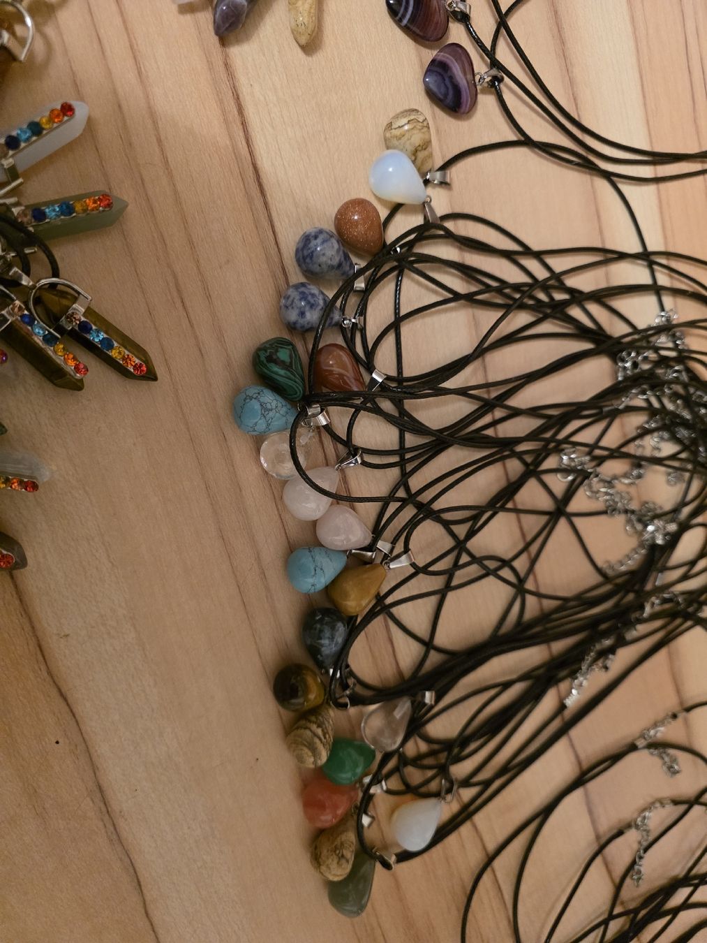 Autres bijoux: Über 50 Stk.Halsketten Stein oder Imitat – Neuf (Voir description) à Schlattingen par Buio79 2