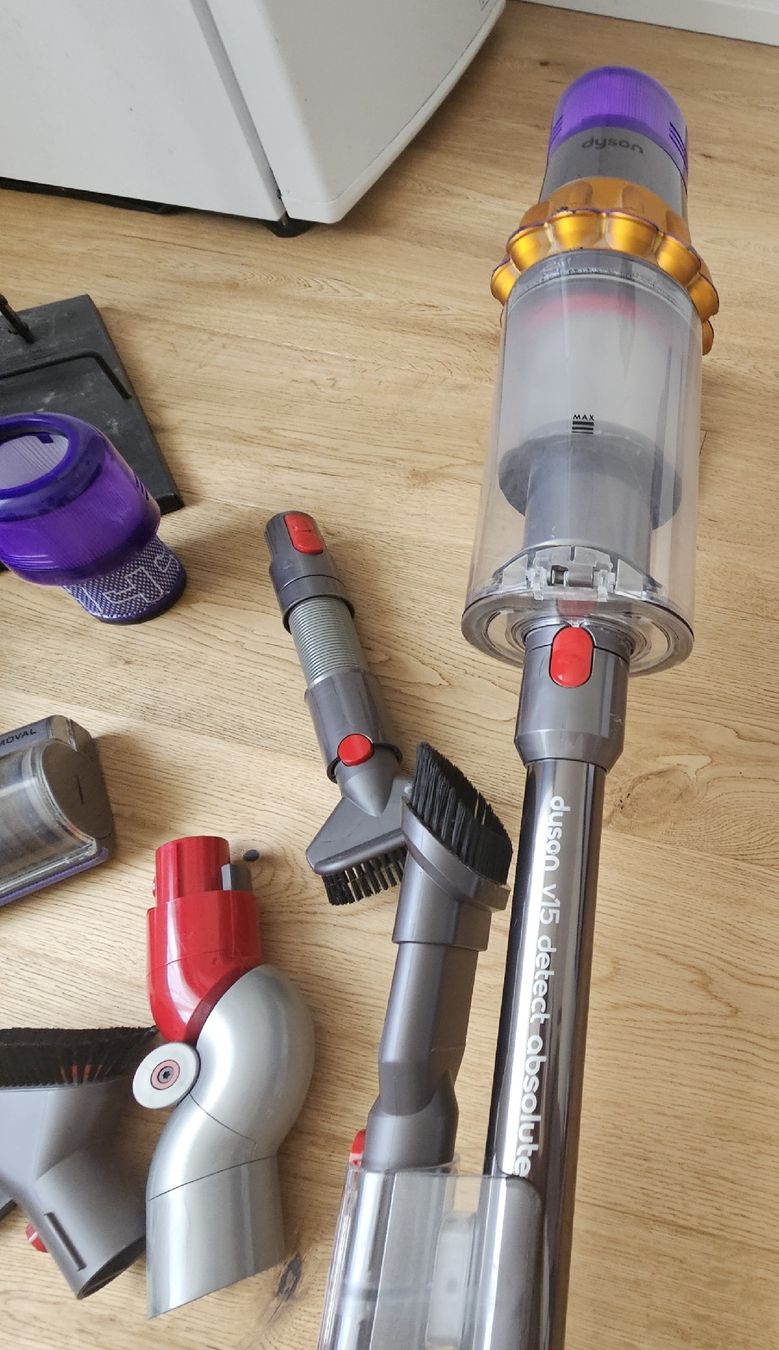 Dyson Staubsauger & Zubehör: Dyson v15 – Gebraucht aus Sirnach von Rpython2 2