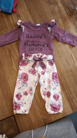 Süesses Baby-Set, Grösse 6-9 Monate, Lila/Blumen-Look🌸 
