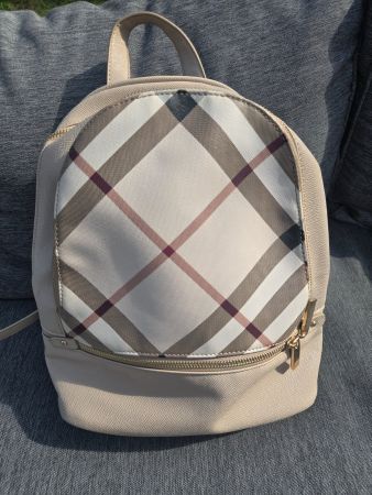 Damenrucksack Beige – Elegantes Karomuster – Goldfarbene Det