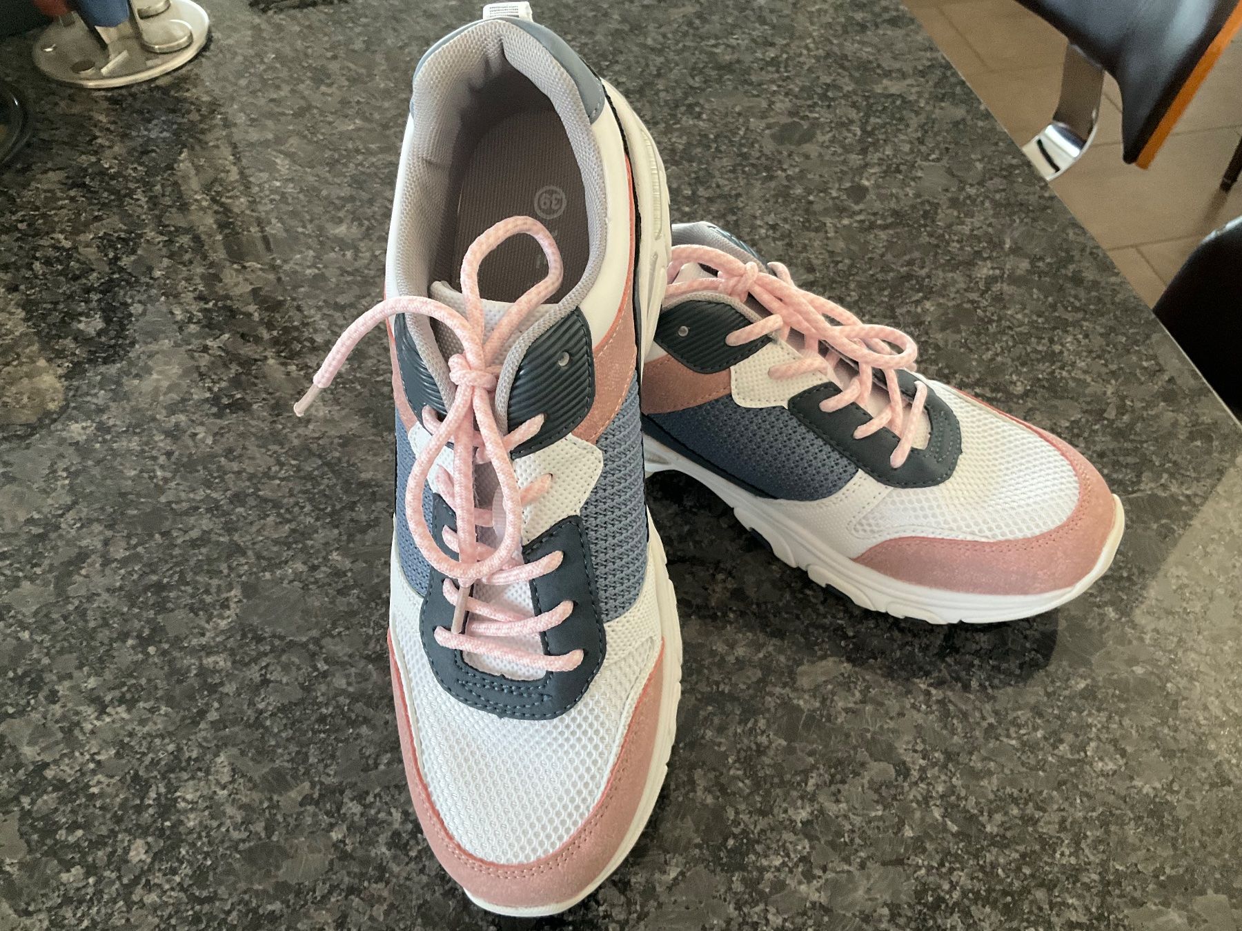 Chaussures femmes: Basket neuves pointure 39 – Neuf (Voir description) à Murten par Louis1954