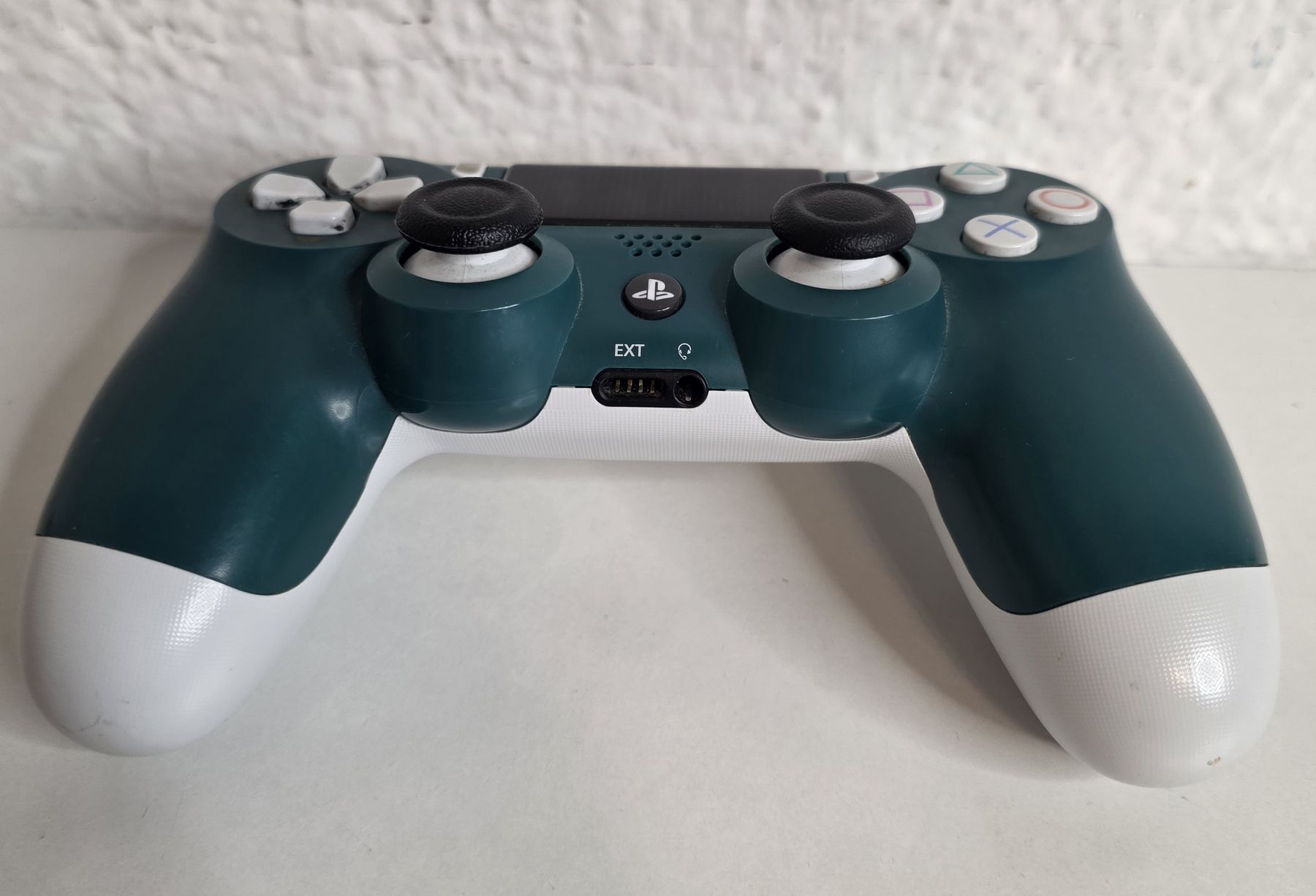 Controller: Sony PlayStation 4 Controller grün weiss – Gebraucht aus Ehrendingen von lax21 1