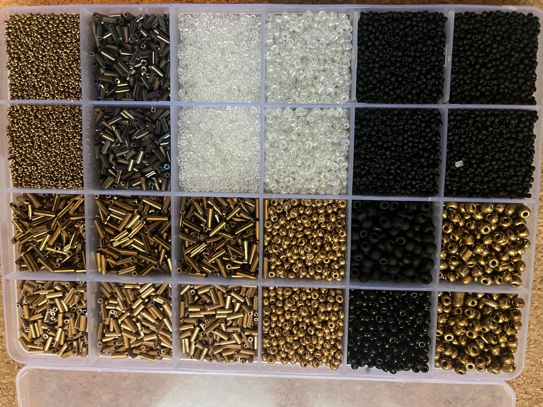 Kit bricolage: Grosse Perlenbox Seed Beads + Bugle Beads 6/0 8/0 11/0 15/0 – Nuovo (secondo la descrizione) da Zuchwil venduto da MLV92