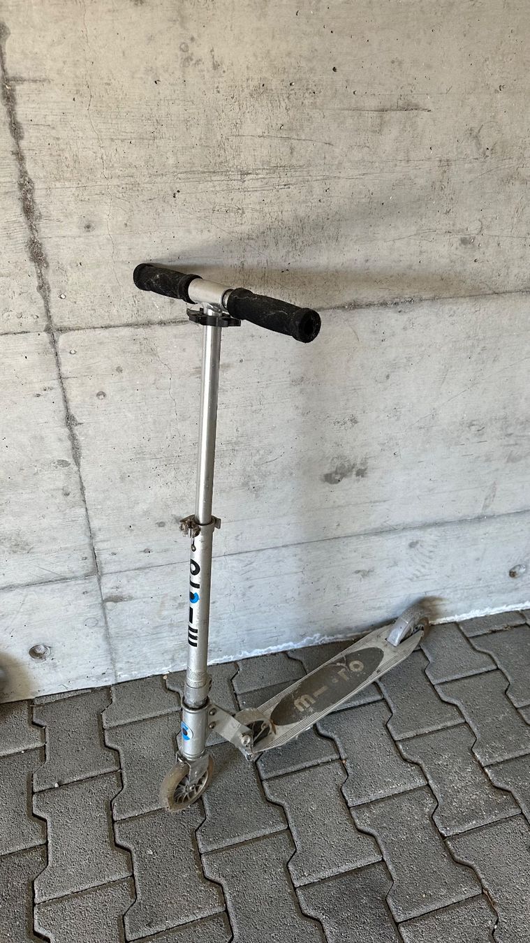 Micro Kickboard: Tretroller Micro Metallic silber gebraucht – D'occasion à Pfäffikon ZH par narteq