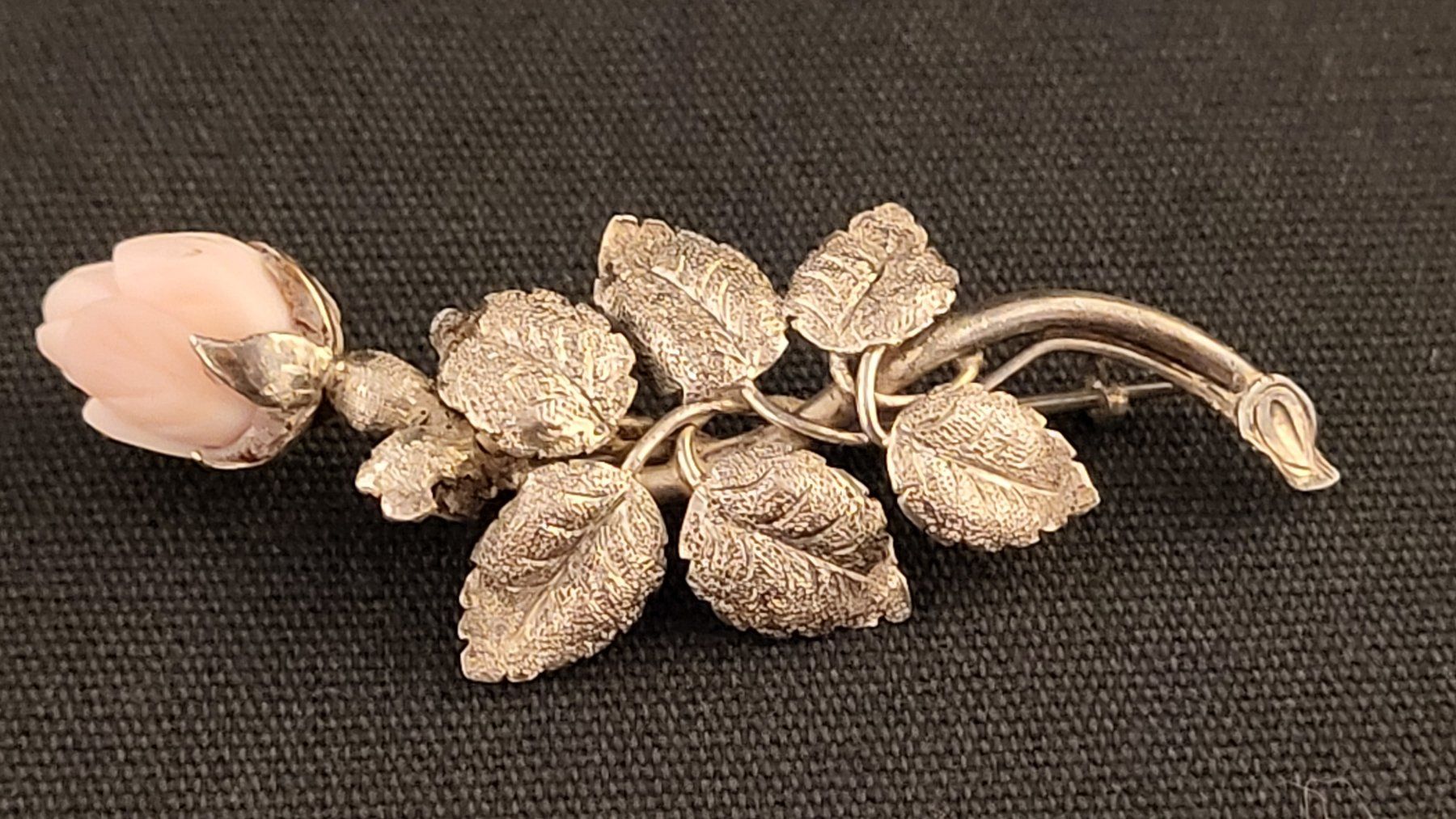 Broches & Aiguilles: Antike Brosche ROSE mit Engelshaut-Koralle – D'occasion à Basel par spinne02