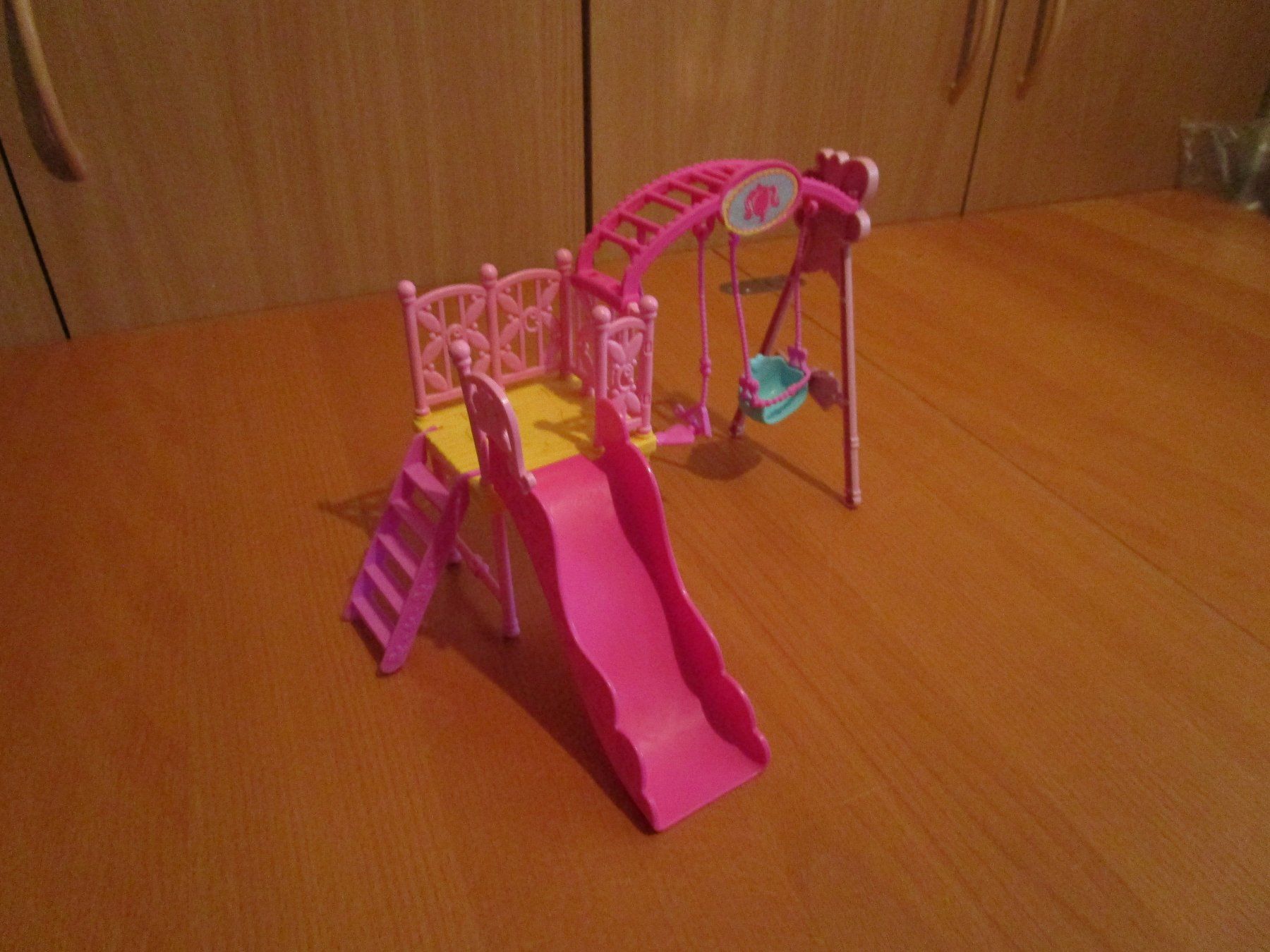 Spielzeuge: Barbie  -  kleiner Spielplatz – Gebraucht aus Wetzikon ZH von Storchadebar
