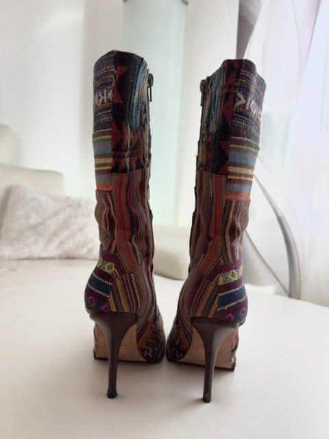 Scarpe da donna: Bunte Patchwork-Stiefel Gr. 38 Boho-Style Sommer - Herbst – Usato da Niederhasli venduto da Arena15 3