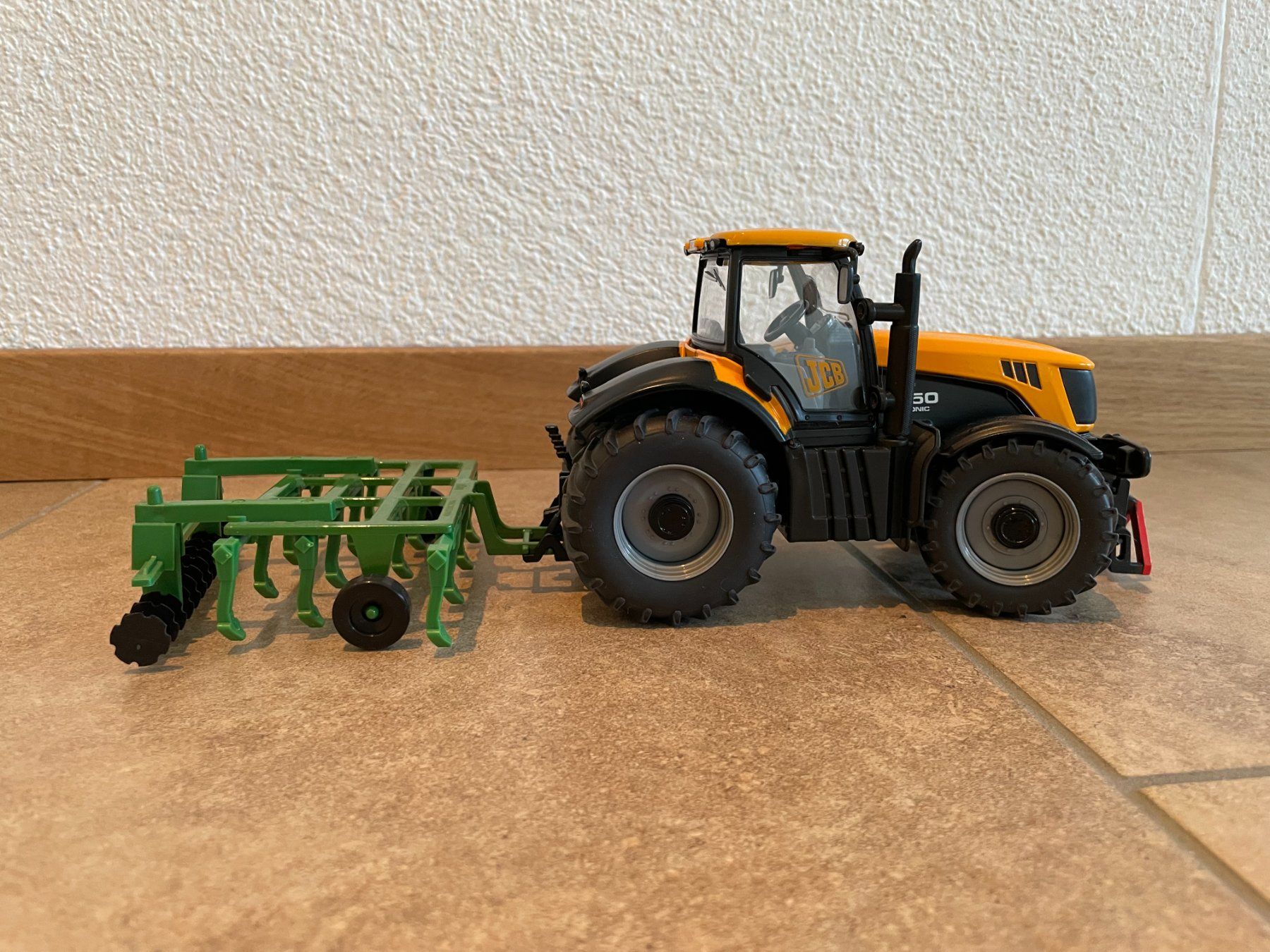 Jcb Trattori: SIKU JCB 8250 mit Schwergrubber – Nuovo e nell'imballaggio originale da Kreuzlingen venduto da Stefan1150 2