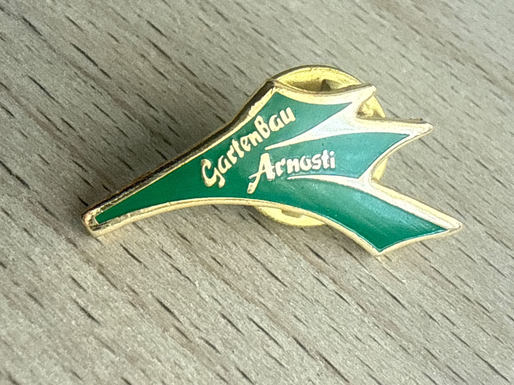 Placchette & Badge: Pin Gartenbau Arnosti – Usato da Glattbrugg venduto da Schweigmatt