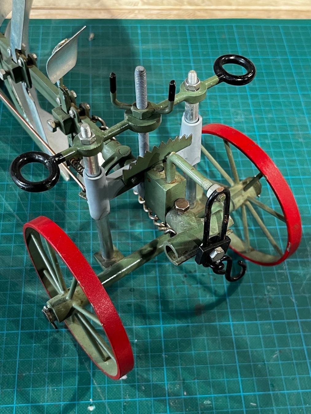 Kit di modellismo & Modellini statici: Schulmodell, Metallmodell Einschar Drehpflug ( Traktor ) – Usato da Luzern venduto da Fracht-Design 3