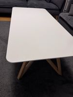 Schicker, weisser Beistelltisch mit Holzfüssen zu verkaufen
