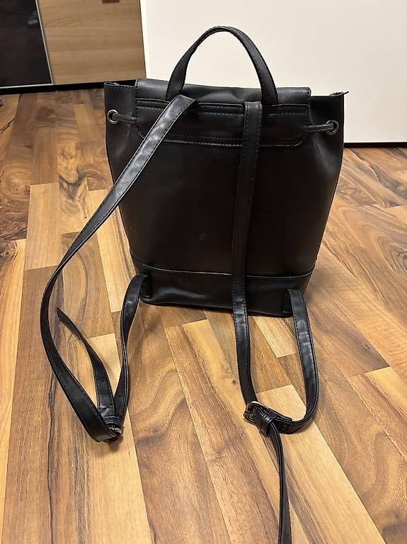 Sacs à dos: Rucksack klein Kunstleder schwarz – D'occasion à St. Gallen par mustang96 2
