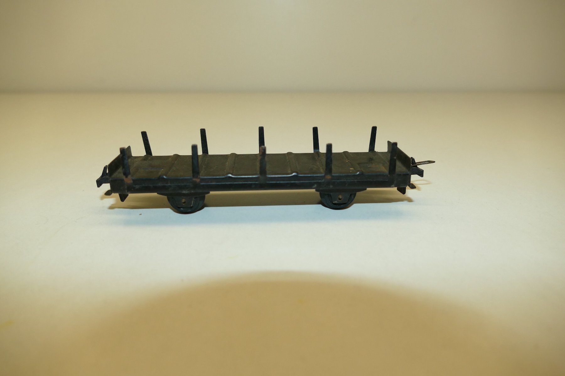 Trix Modellini di ferrovie: Trix Express H0: Flachwagen mit Rungen – Usato da Niederhasli venduto da rail-duerst