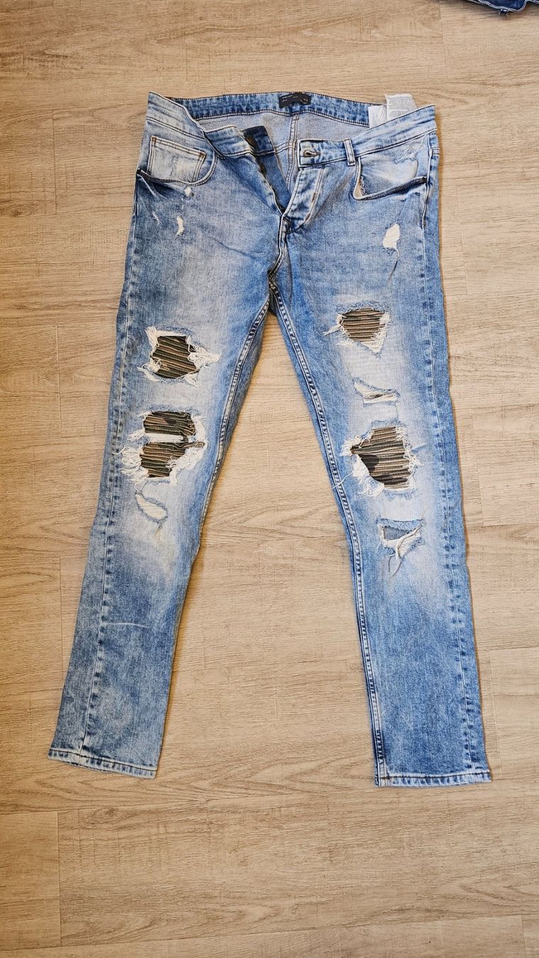 Zara Jeans: Blaue Herrenjeans mit Camouflage Patches – Usato da Cham venduto da cgroove