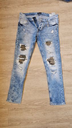 Blaue Herrenjeans mit Camouflage Patches