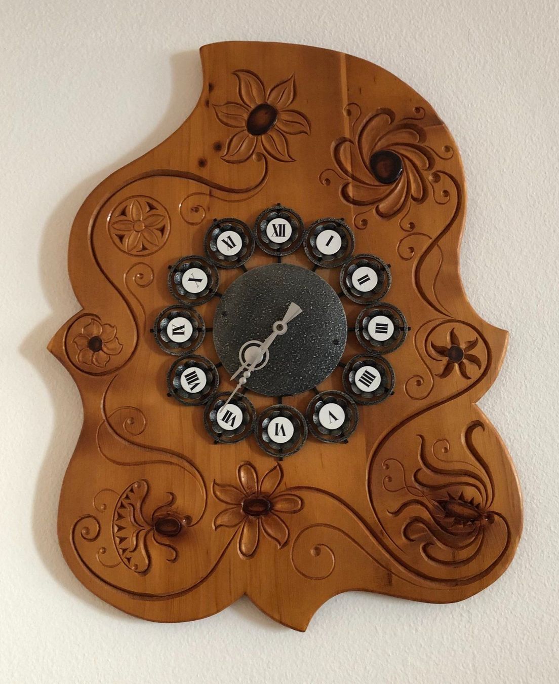 Sedie: Stuhl und Uhr geschnitzt – Usato da Ramlinsburg venduto da Ruebli.X.Beet 1