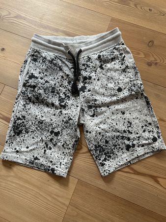 Sommershorts Gr. 140 Weiss, schwarz punktiert
