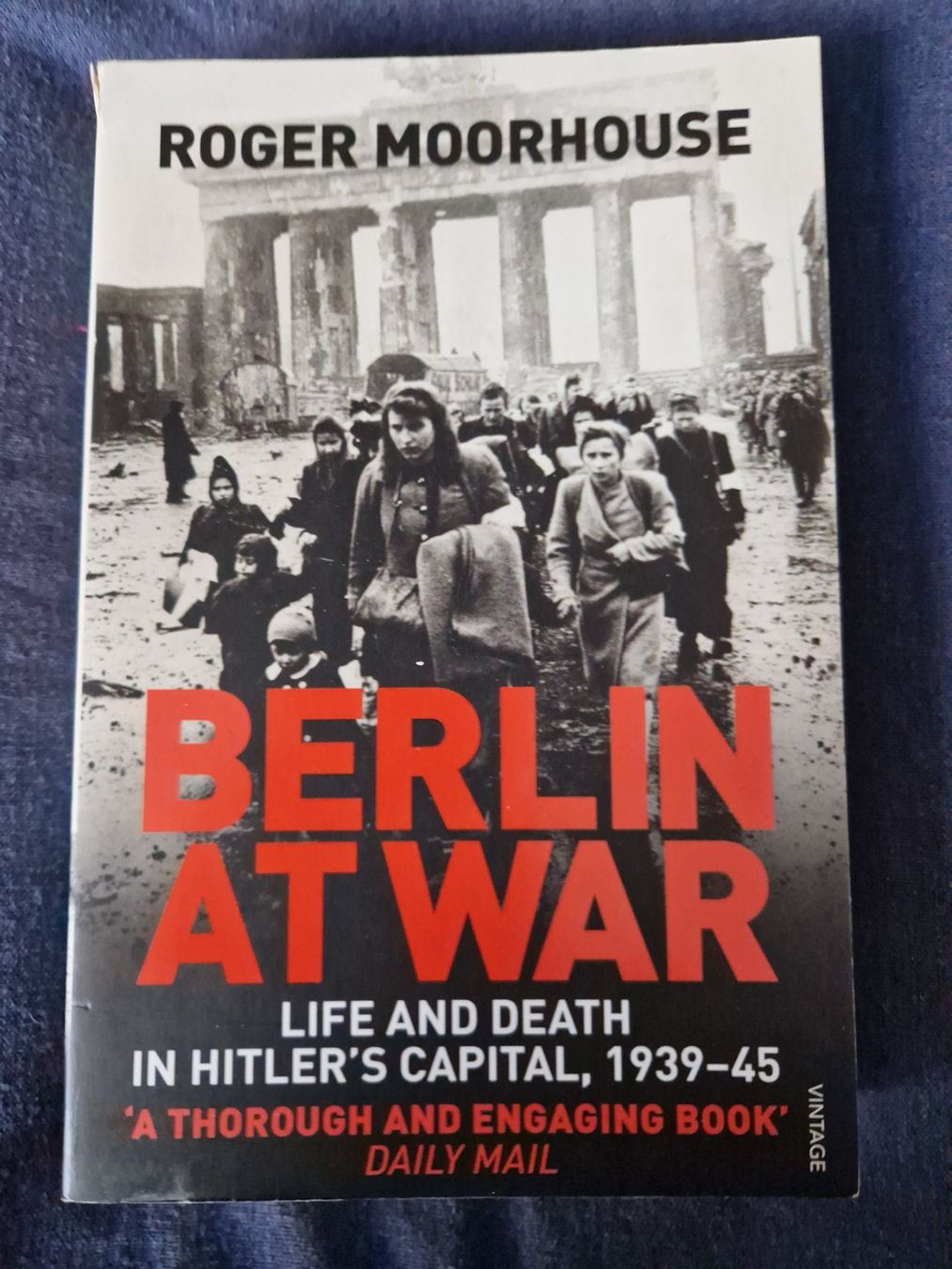 Libri: Roger Moorhouse Berlin at War 1939-45 – Usato da Neuhausen am Rheinfall venduto da Alchimista