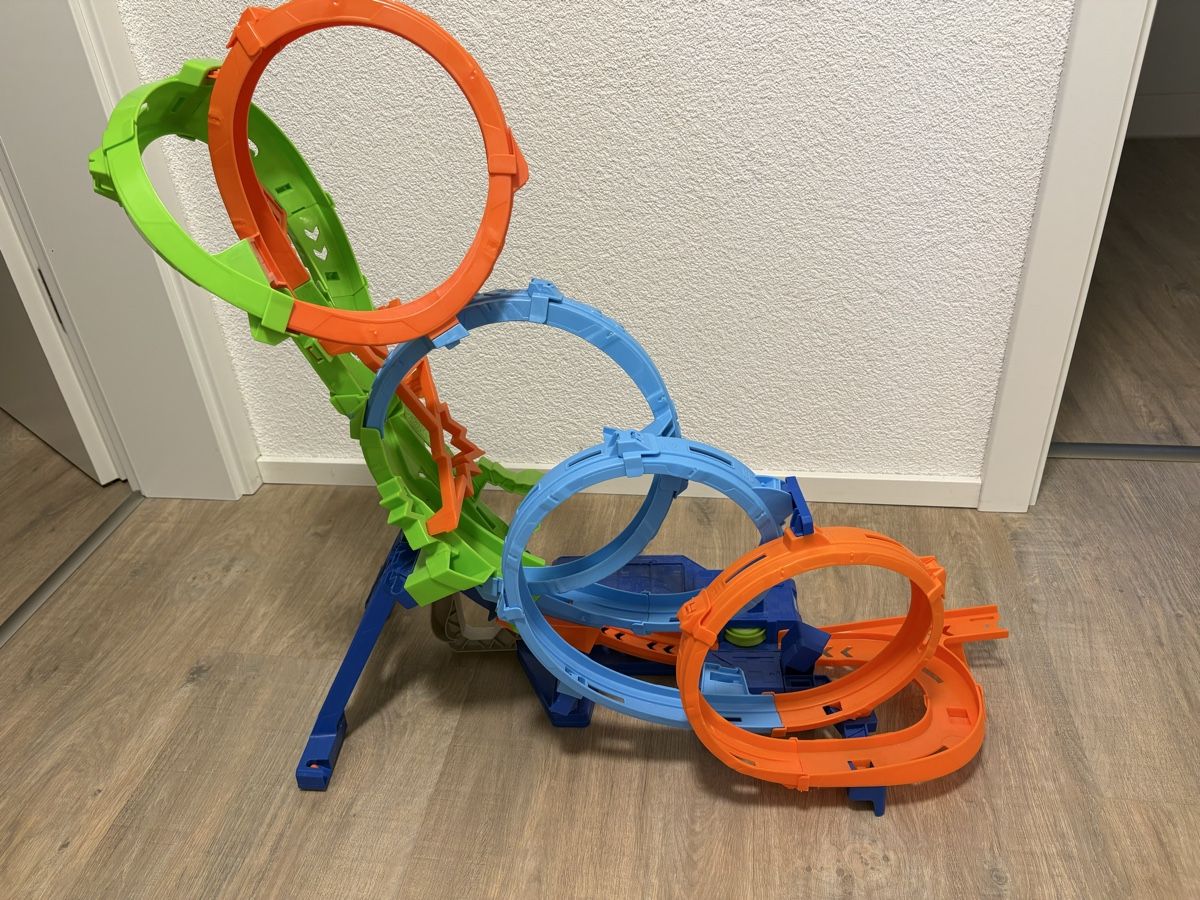 Hot Wheels Giocattoli: Hot Wheels Action 4 Loopings Crash Gefahr – Usato da Walliswil-Nbipp venduto da tru_fp6d