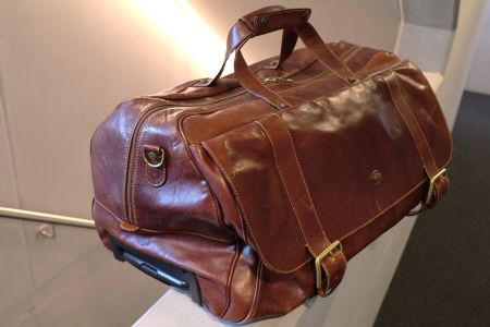 Schicke Reisetasche aus robustem Leder mit Rollen