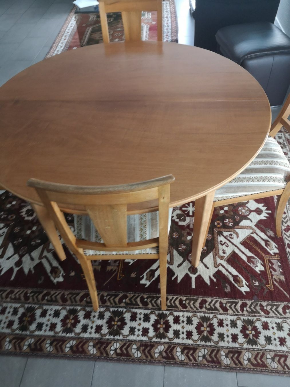 Set di tavolo e panche: table ronde  120cm avec rallonge 5 chaises – Usato da Boudry venduto da Philippe5161