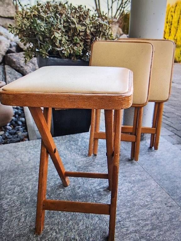 Hocker: Klappstühle / -hocker aus Holz und Kunstleder – Gebraucht aus Sirnach von Maurizio_Mo