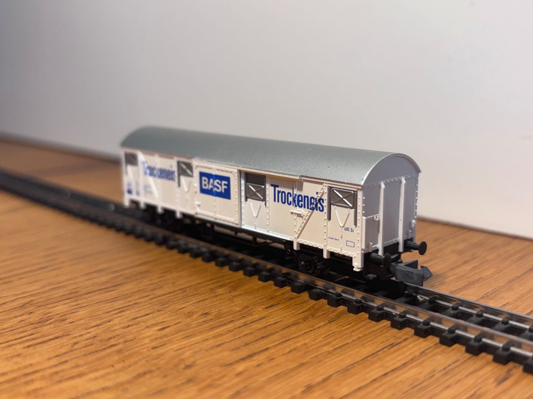 Modellini di ferrovie: e1966: Güterwagen BASF (Spur N) – Usato da Birsfelden venduto da Birs_25