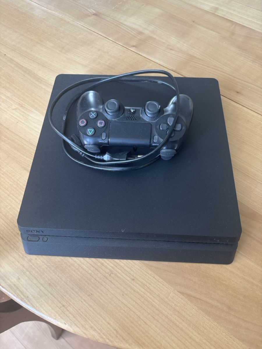 Sony Consoles: PS4 Slim – D'occasion à Langnau i. E. par FarzadHabibi