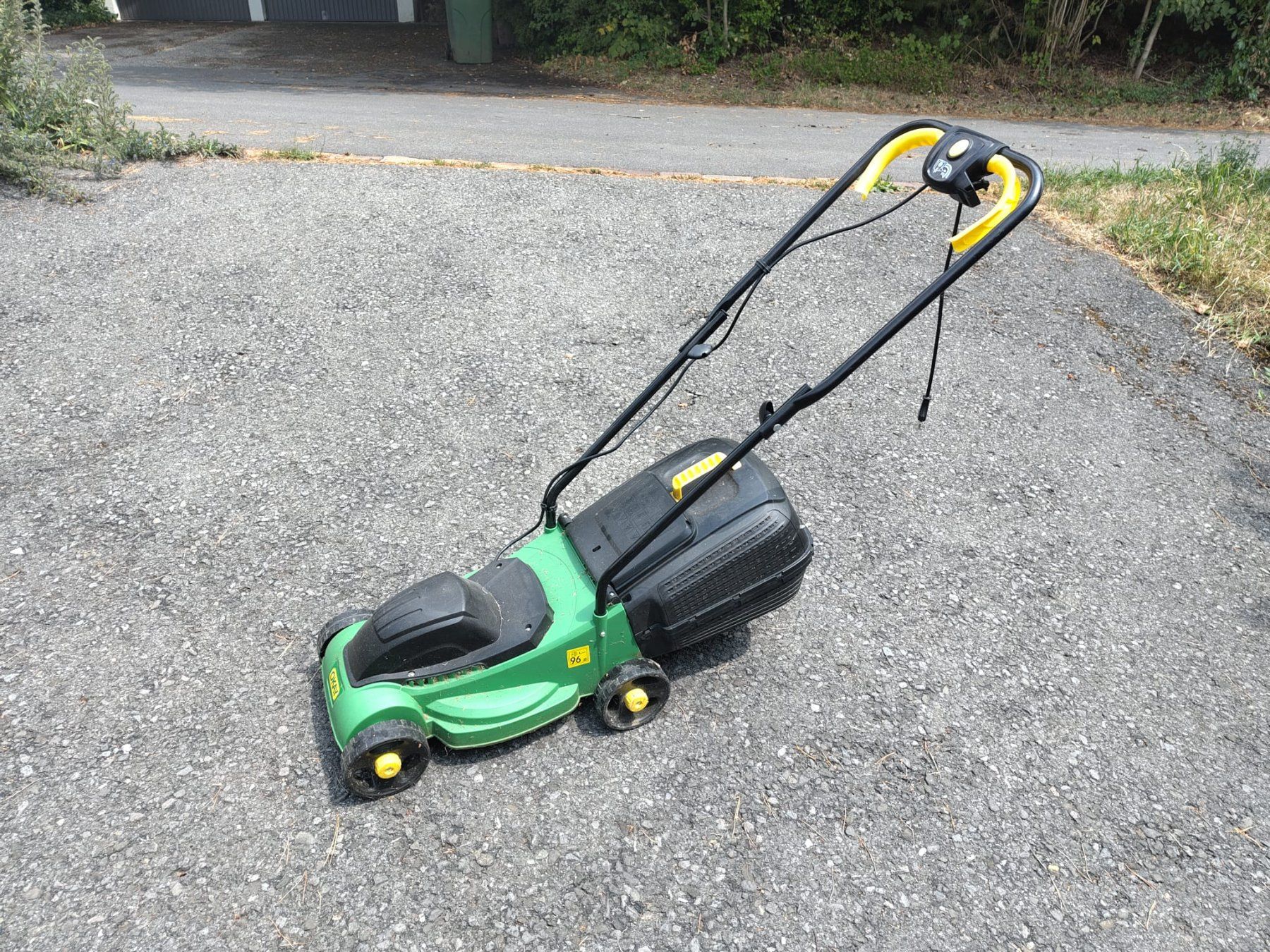Tagliaerba: Petite tondeuse à gazon électrique – Usato da Hinterkappelen venduto da ale_jw55