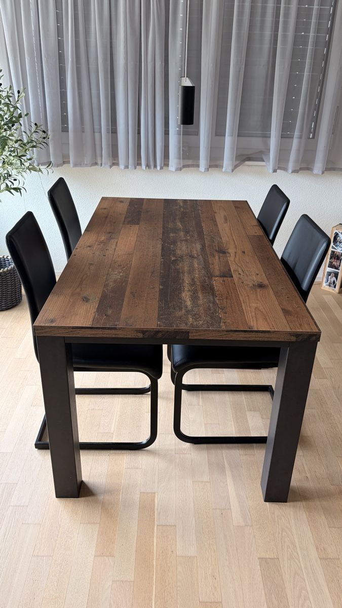 Set di tavolo e panche: Esstisch mit 4 Stühlen – Usato da Wald ZH venduto da dav_d7w2