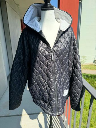 Schwarze Steppjacke mit Kapuze, neuwertig, Grösse M,L