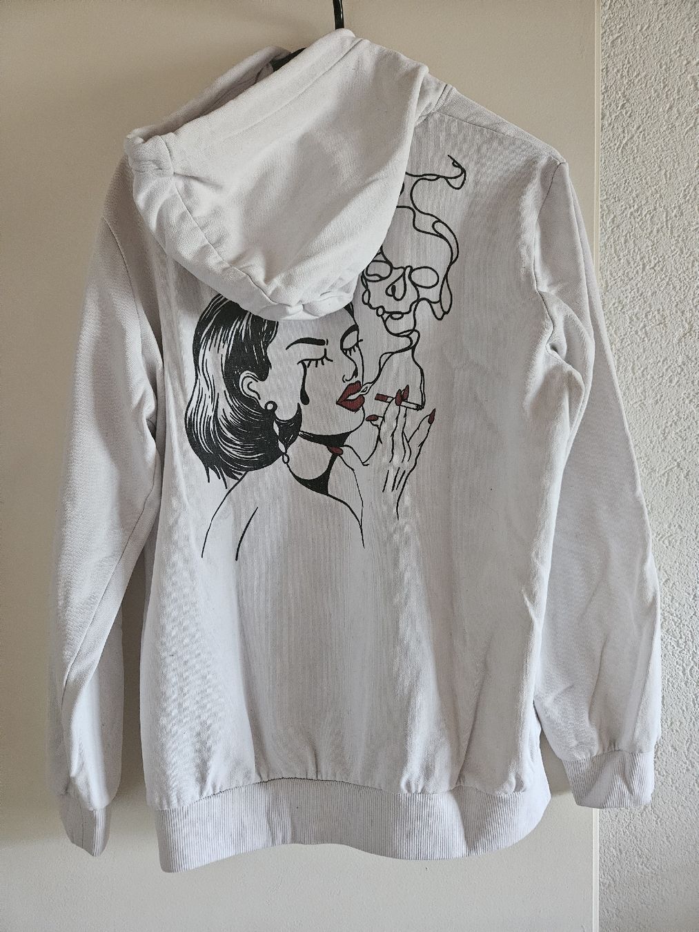 Pullover & Sweatshirts: Sweat-shirt à capuche avec motif – Gebraucht aus Fontenais von zizatie 1