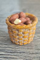 Korb Kartoffeln für Puppenhaus/Puppenstube 