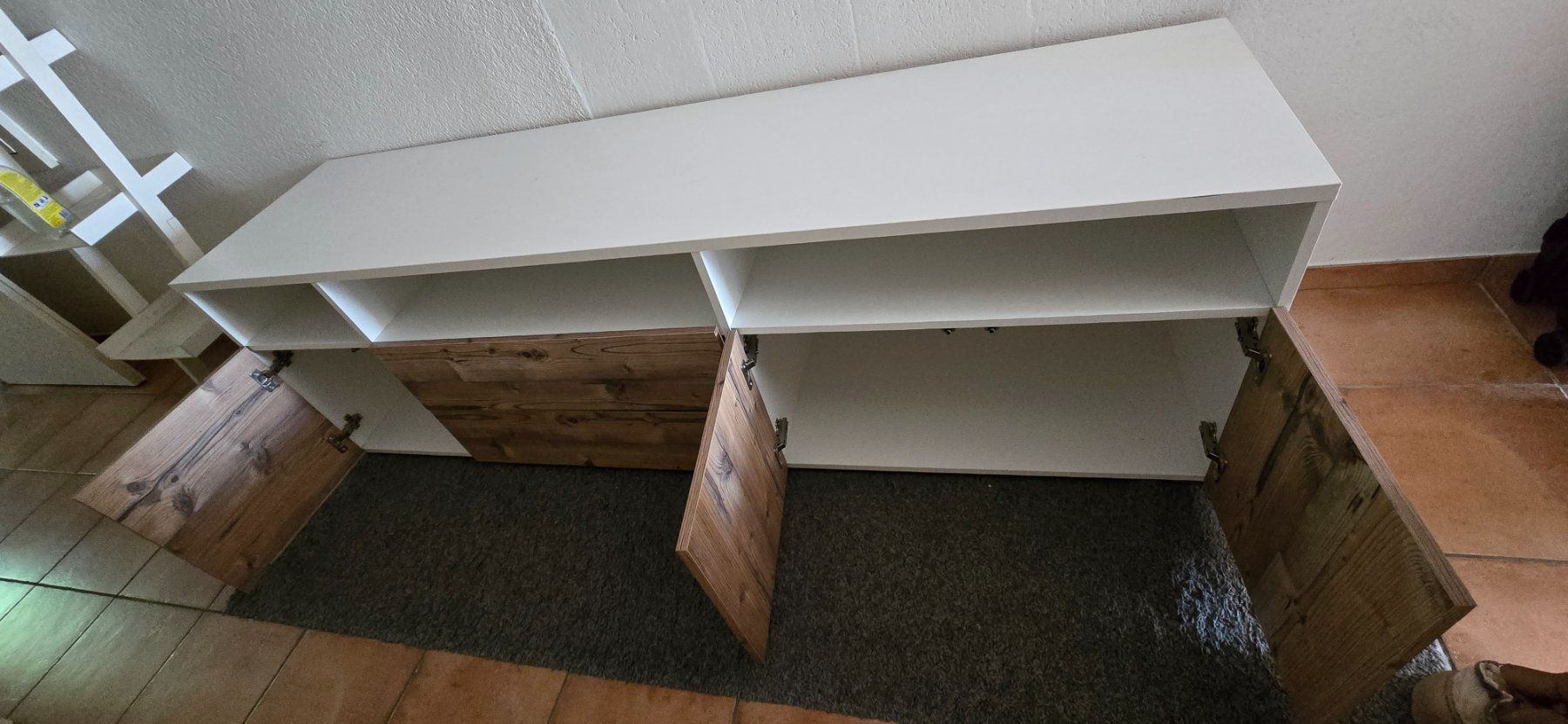Commodes: Weisse Kommode mit Holzfarbenen Türen – D'occasion à Lufingen par ann_vs27 4