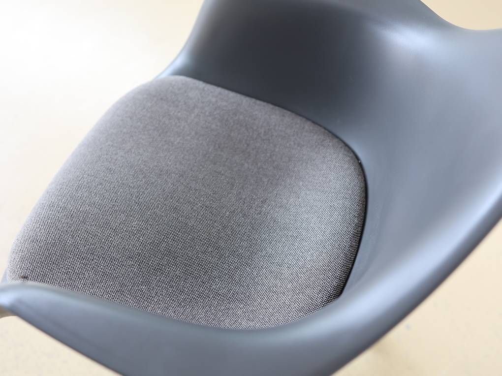 Vitra Stühle: Eames Plastic Armchair, Bürostuhl Vitra – Gebraucht aus Meinisberg von atelier_TILIJA 6