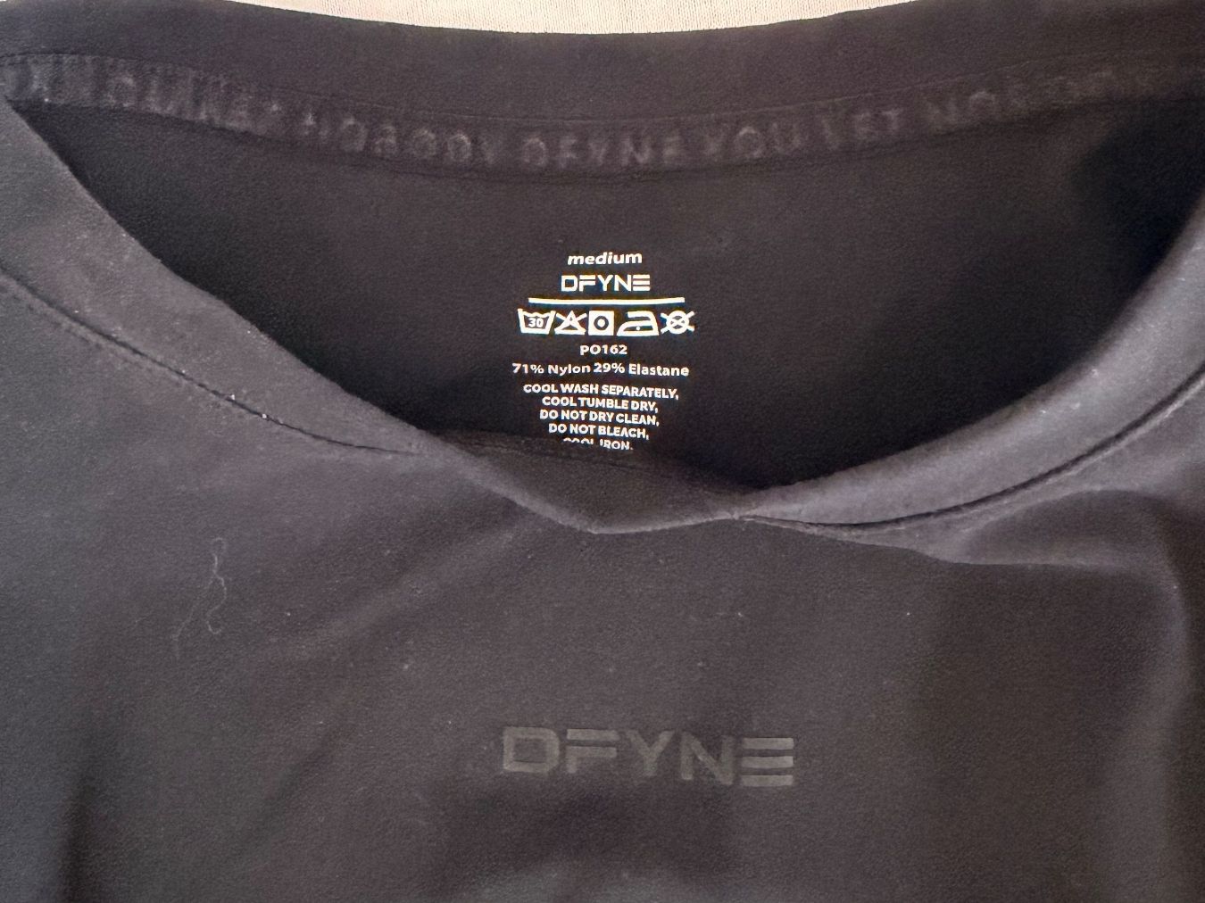DFYNE Top: DFYNE Impact Short Sleeve Top – Usato da Wangen ZH venduto da sha_5flw 2