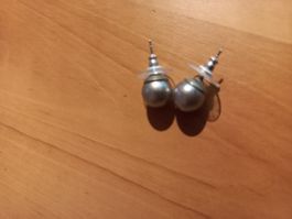 Elegante Ohrstecker mit Perlen-Optik, neuwertig